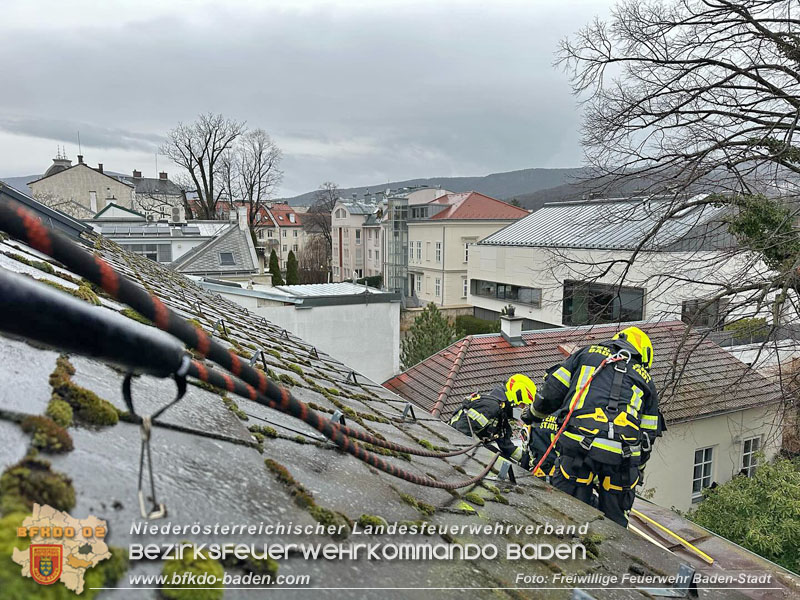 20240106_Gel�stes Blechdach bei Wohnhaus in Baden gesichert  Foto: Freiwillige Feuerwehr Baden-Stadt