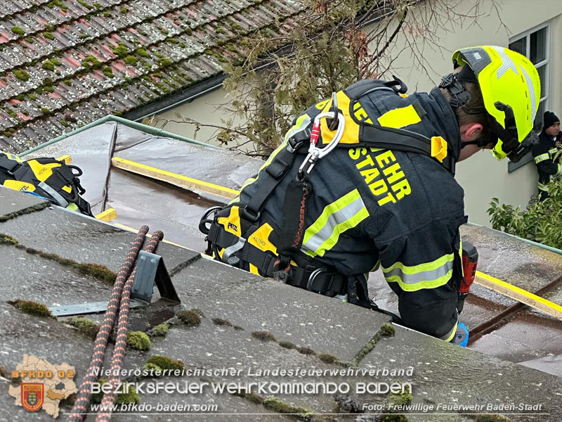 20240106_Gel�stes Blechdach bei Wohnhaus in Baden gesichert  Foto: Freiwillige Feuerwehr Baden-Stadt