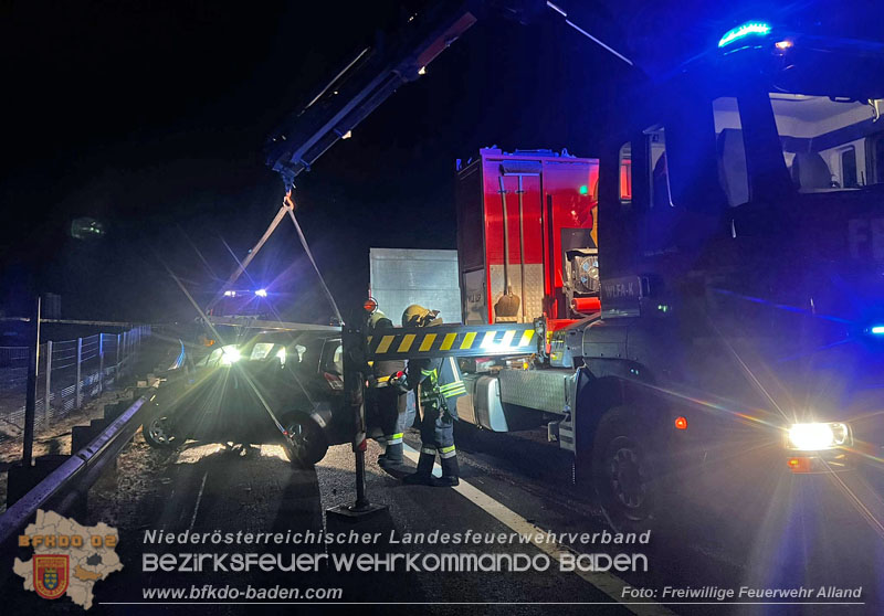 20240107_PKW steckte in Leitschiene fest auf der A21  Foto: Freiwillige Feuerwehr Alland