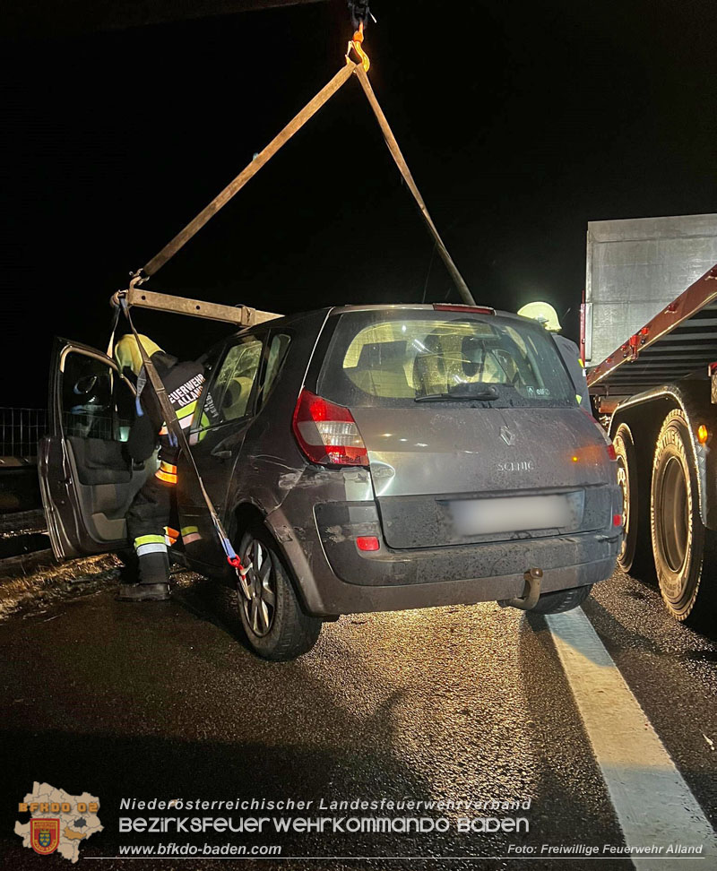20240107_PKW steckte in Leitschiene fest auf der A21  Foto: Freiwillige Feuerwehr Alland