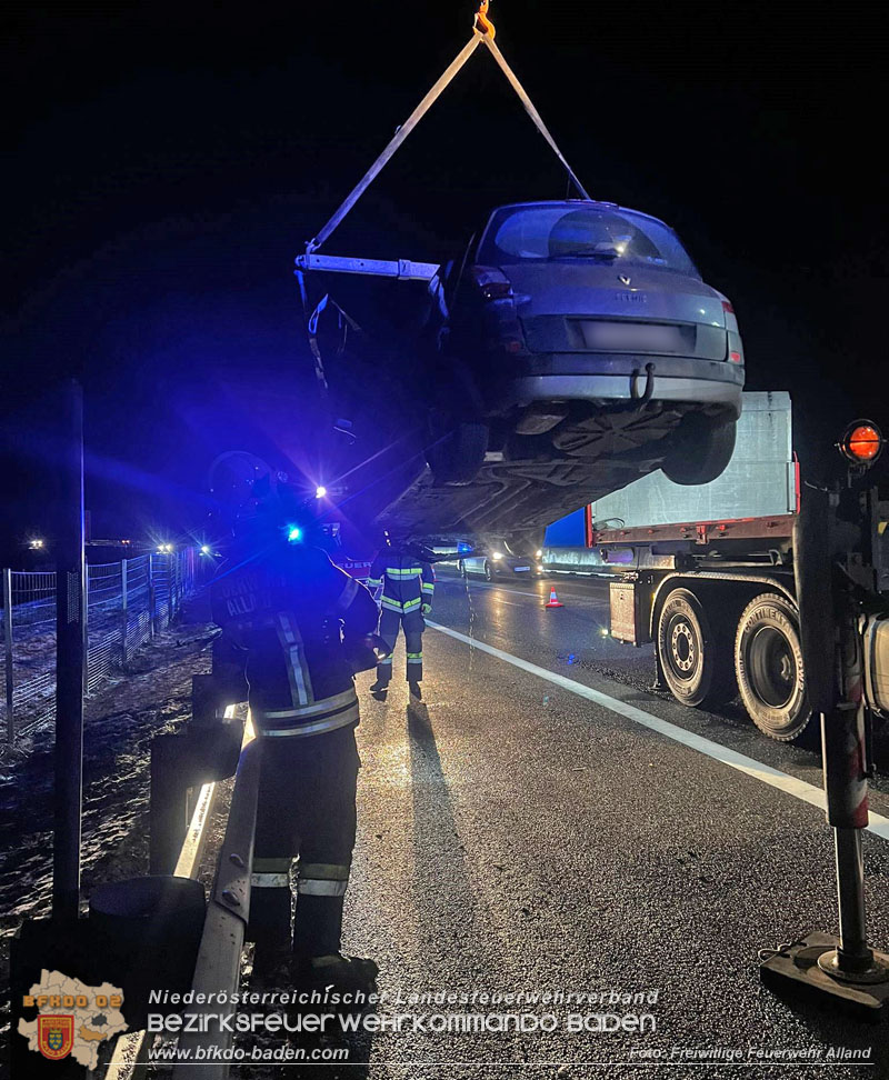 20240107_PKW steckte in Leitschiene fest auf der A21  Foto: Freiwillige Feuerwehr Alland