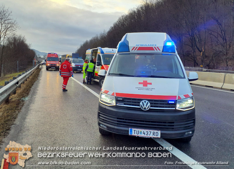 20240118 Alarmierte Menschenrettung nach Verkehrsunfall auf der A21  Foto: Freiwillige Feuerwehr Alland