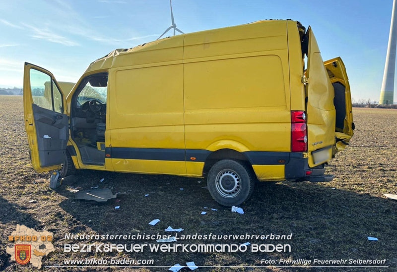 20240130 Kleintransporter verunfallt bei Straßenglätte auf der L155 Foto: Freiwillige Feuerwehr Seibersdorf 20240130 Kleintransporter verunfallt bei Straßenglätte auf der L155 Foto: Freiwillige Feuerwehr Seibersdorf