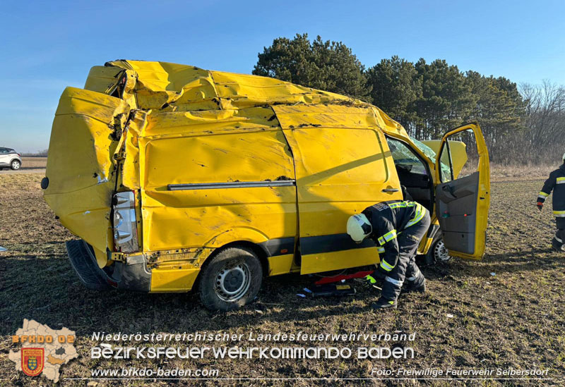 20240130 Kleintransporter verunfallt bei Straßenglätte auf der L155  Foto: Freiwillige Feuerwehr Seibersdorf