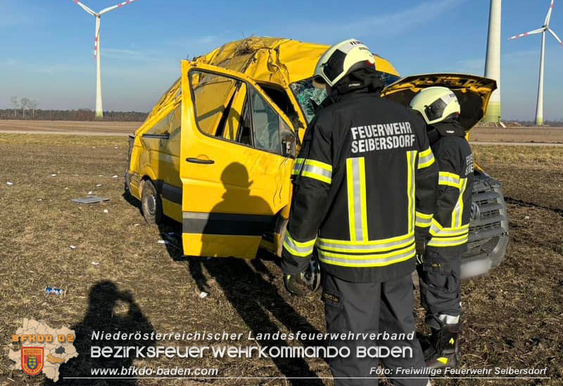 20240130 Kleintransporter verunfallt bei Straßenglätte auf der L155 Foto: Freiwillige Feuerwehr Seibersdorf 20240130 Kleintransporter verunfallt bei Straßenglätte auf der L155 Foto: Freiwillige Feuerwehr Seibersdorf