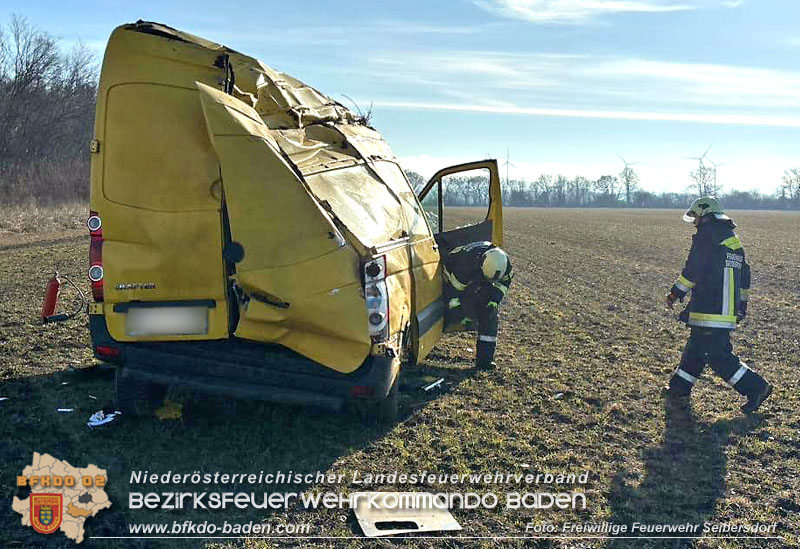 20240130 Kleintransporter verunfallt bei Straßenglätte auf der L155 Foto: Freiwillige Feuerwehr Seibersdorf 20240130 Kleintransporter verunfallt bei Straßenglätte auf der L155 Foto: Freiwillige Feuerwehr Seibersdorf