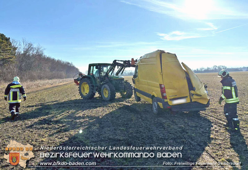 20240130 Kleintransporter verunfallt bei Straßenglätte auf der L155 Foto: Freiwillige Feuerwehr Seibersdorf 20240130 Kleintransporter verunfallt bei Straßenglätte auf der L155 Foto: Freiwillige Feuerwehr Seibersdorf