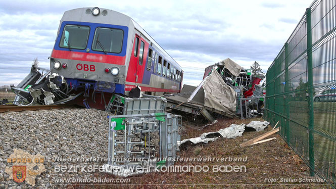 20240208 Sattelzug kollidiert mit Aspangbahn bei Traiskirchen   Foto: Stefan Schneider BFKDO BADEN
