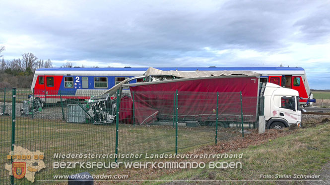 20240208 Sattelzug kollidiert mit Aspangbahn bei Traiskirchen   Foto: Stefan Schneider BFKDO BADEN