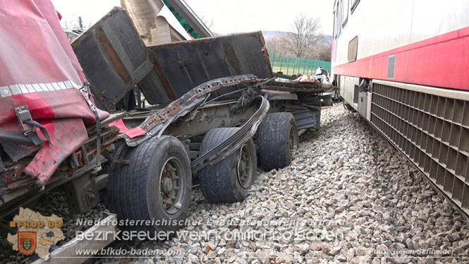 20240208 Sattelzug kollidiert mit Aspangbahn bei Traiskirchen   Foto: Stefan Schneider BFKDO BADEN