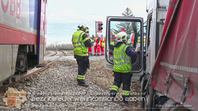 20240208 Sattelzug kollidiert mit Aspangbahn bei Traiskirchen   Foto: Stefan Schneider BFKDO BADEN