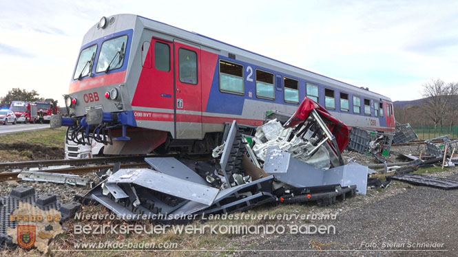 20240208 Sattelzug kollidiert mit Aspangbahn bei Traiskirchen   Foto: Stefan Schneider BFKDO BADEN