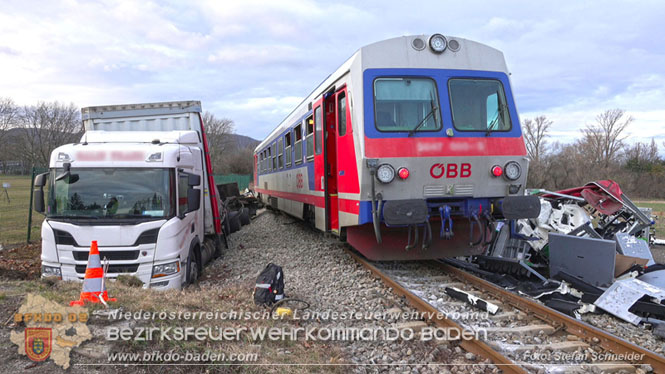 20240208 Sattelzug kollidiert mit Aspangbahn bei Traiskirchen   Foto: Stefan Schneider BFKDO BADEN