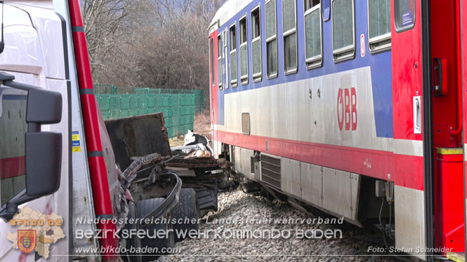 20240208 Sattelzug kollidiert mit Aspangbahn bei Traiskirchen   Foto: Stefan Schneider BFKDO BADEN