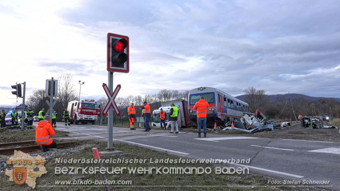 20240208 Sattelzug kollidiert mit Aspangbahn bei Traiskirchen   Foto: Stefan Schneider BFKDO BADEN