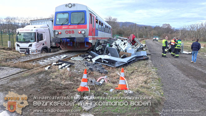 20240208 Sattelzug kollidiert mit Aspangbahn bei Traiskirchen   Foto: Stefan Schneider BFKDO BADEN