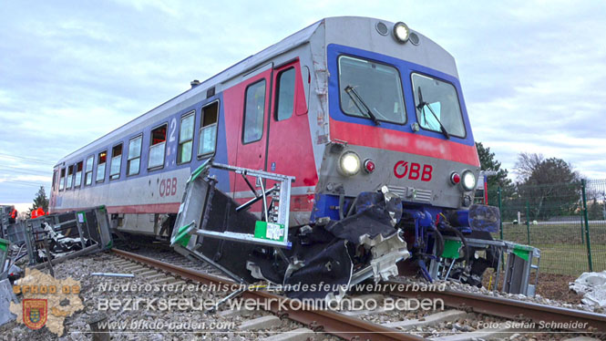 20240208 Sattelzug kollidiert mit Aspangbahn bei Traiskirchen   Foto: Stefan Schneider BFKDO BADEN
