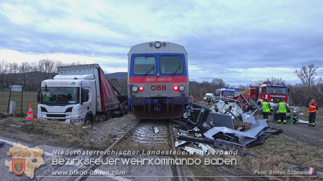 20240208 Sattelzug kollidiert mit Aspangbahn bei Traiskirchen   Foto: Stefan Schneider BFKDO BADEN