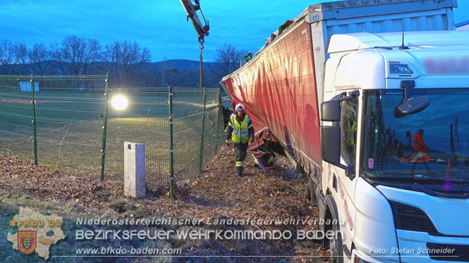 20240208 Sattelzug kollidiert mit Aspangbahn bei Traiskirchen   Foto: Stefan Schneider BFKDO BADEN