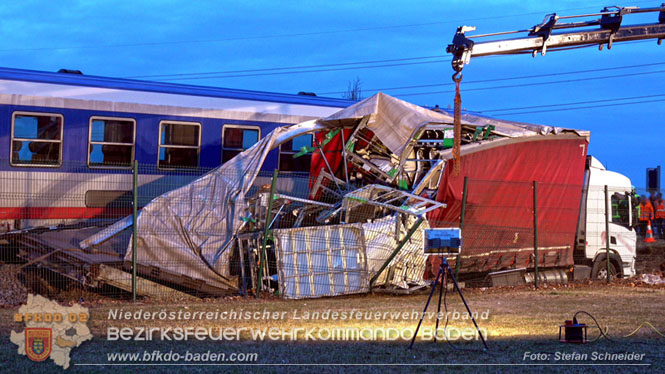 20240208 Sattelzug kollidiert mit Aspangbahn bei Traiskirchen   Foto: Stefan Schneider BFKDO BADEN