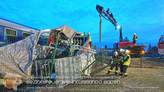 20240208 Sattelzug kollidiert mit Aspangbahn bei Traiskirchen   Foto: Stefan Schneider BFKDO BADEN