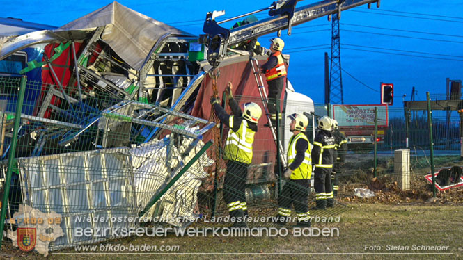 20240208 Sattelzug kollidiert mit Aspangbahn bei Traiskirchen   Foto: Stefan Schneider BFKDO BADEN