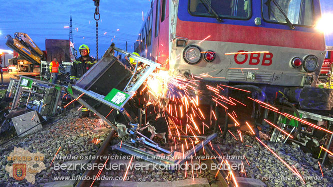 20240208 Sattelzug kollidiert mit Aspangbahn bei Traiskirchen   Foto: Stefan Schneider BFKDO BADEN