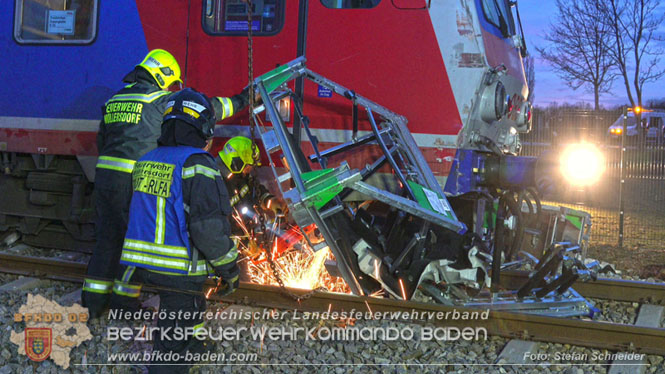 20240208 Sattelzug kollidiert mit Aspangbahn bei Traiskirchen   Foto: Stefan Schneider BFKDO BADEN