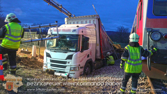 20240208 Sattelzug kollidiert mit Aspangbahn bei Traiskirchen   Foto: Stefan Schneider BFKDO BADEN
