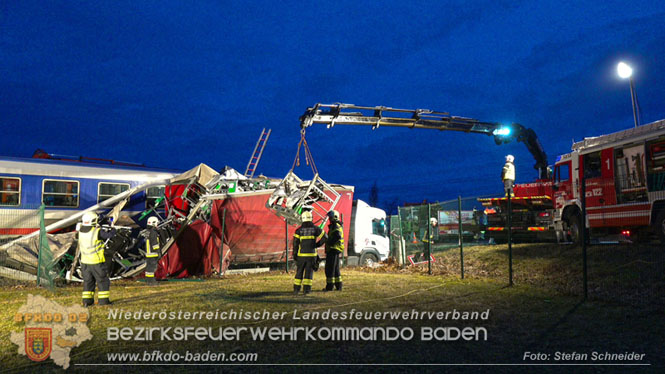 20240208 Sattelzug kollidiert mit Aspangbahn bei Traiskirchen   Foto: Stefan Schneider BFKDO BADEN