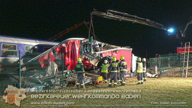 20240208 Sattelzug kollidiert mit Aspangbahn bei Traiskirchen   Foto: Stefan Schneider BFKDO BADEN