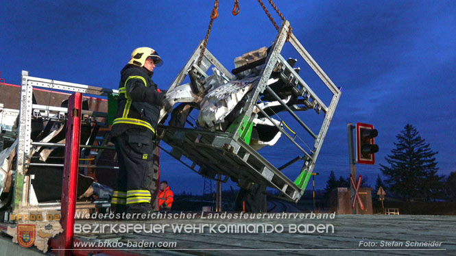 20240208 Sattelzug kollidiert mit Aspangbahn bei Traiskirchen   Foto: Stefan Schneider BFKDO BADEN