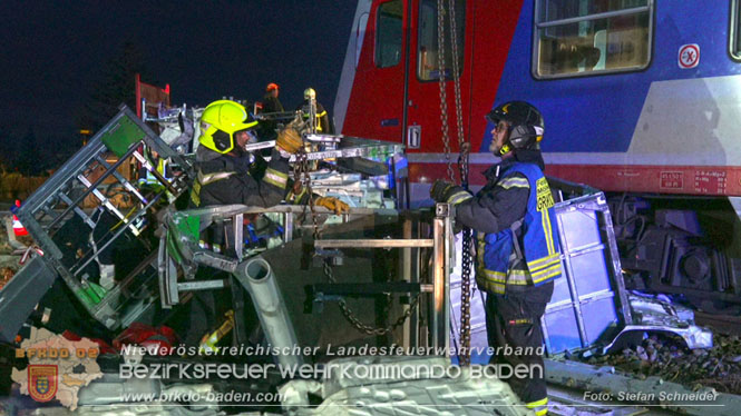 20240208 Sattelzug kollidiert mit Aspangbahn bei Traiskirchen   Foto: Stefan Schneider BFKDO BADEN
