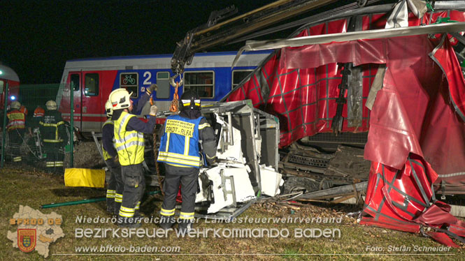 20240208 Sattelzug kollidiert mit Aspangbahn bei Traiskirchen   Foto: Stefan Schneider BFKDO BADEN