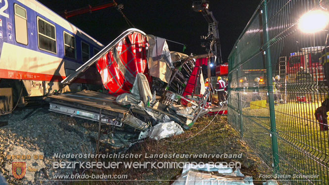 20240208 Sattelzug kollidiert mit Aspangbahn bei Traiskirchen   Foto: Stefan Schneider BFKDO BADEN