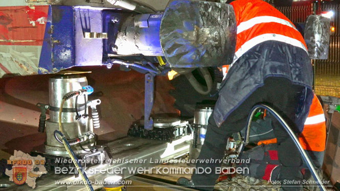 20240208 Sattelzug kollidiert mit Aspangbahn bei Traiskirchen   Foto: Stefan Schneider BFKDO BADEN
