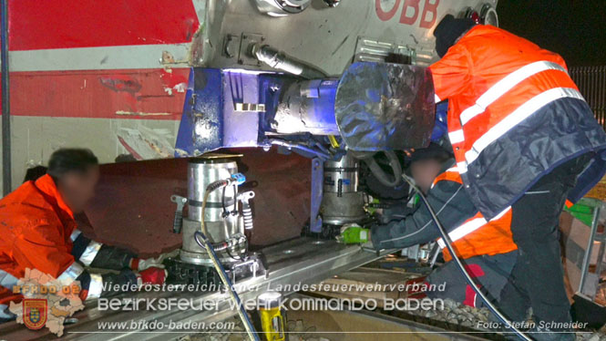 20240208 Sattelzug kollidiert mit Aspangbahn bei Traiskirchen   Foto: Stefan Schneider BFKDO BADEN