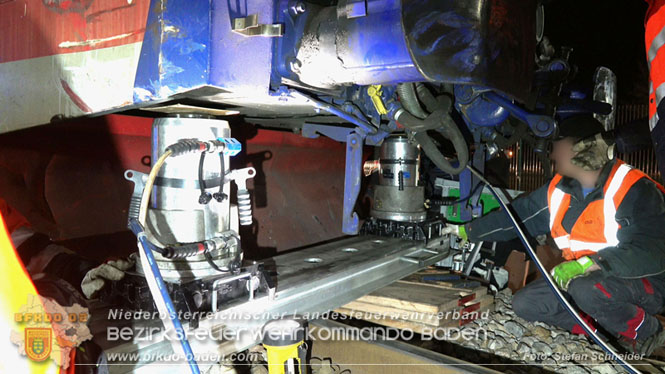 20240208 Sattelzug kollidiert mit Aspangbahn bei Traiskirchen   Foto: Stefan Schneider BFKDO BADEN