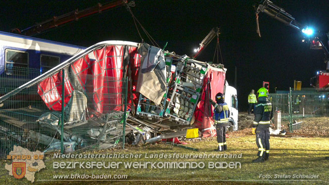 20240208 Sattelzug kollidiert mit Aspangbahn bei Traiskirchen   Foto: Stefan Schneider BFKDO BADEN