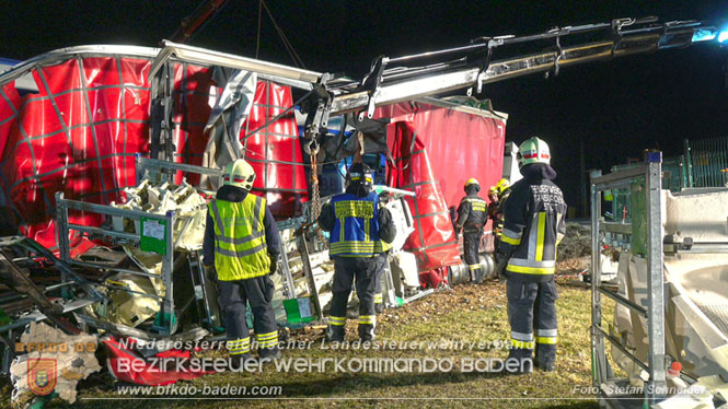 20240208 Sattelzug kollidiert mit Aspangbahn bei Traiskirchen   Foto: Stefan Schneider BFKDO BADEN