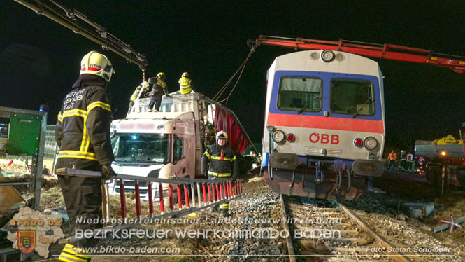 20240208 Sattelzug kollidiert mit Aspangbahn bei Traiskirchen   Foto: Stefan Schneider BFKDO BADEN