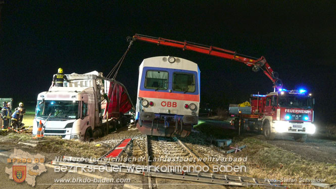 20240208 Sattelzug kollidiert mit Aspangbahn bei Traiskirchen   Foto: Stefan Schneider BFKDO BADEN