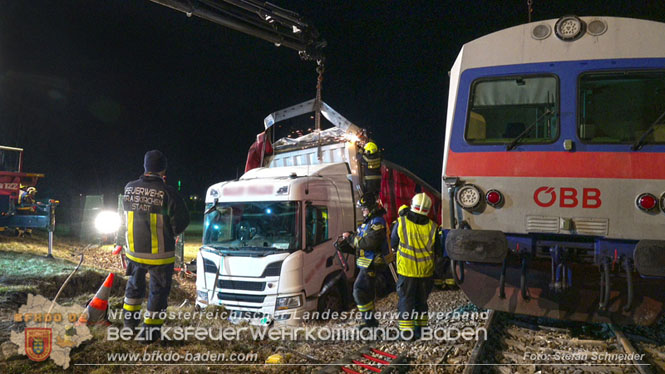 20240208 Sattelzug kollidiert mit Aspangbahn bei Traiskirchen   Foto: Stefan Schneider BFKDO BADEN