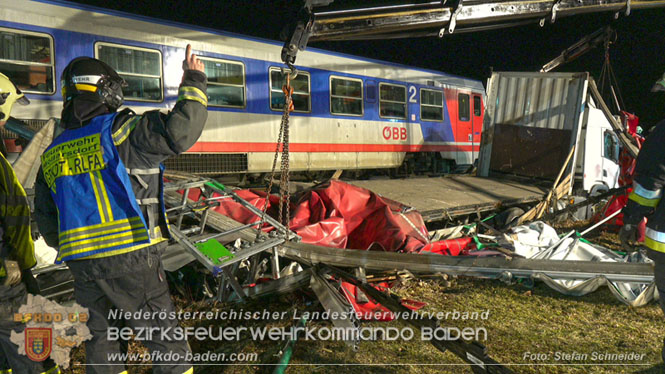 20240208 Sattelzug kollidiert mit Aspangbahn bei Traiskirchen   Foto: Stefan Schneider BFKDO BADEN