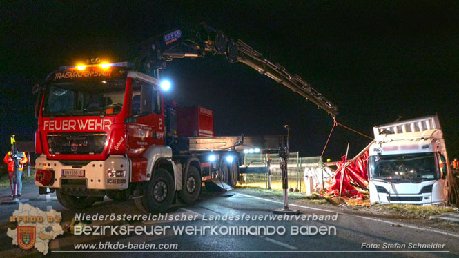 20240208 Sattelzug kollidiert mit Aspangbahn bei Traiskirchen   Foto: Stefan Schneider BFKDO BADEN