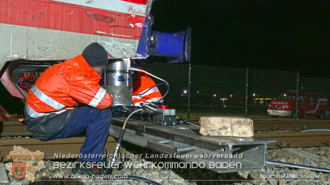20240208 Sattelzug kollidiert mit Aspangbahn bei Traiskirchen   Foto: Stefan Schneider BFKDO BADEN