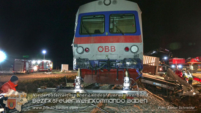 20240208 Sattelzug kollidiert mit Aspangbahn bei Traiskirchen   Foto: Stefan Schneider BFKDO BADEN