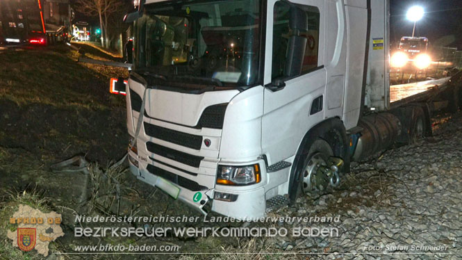 20240208 Sattelzug kollidiert mit Aspangbahn bei Traiskirchen   Foto: Stefan Schneider BFKDO BADEN