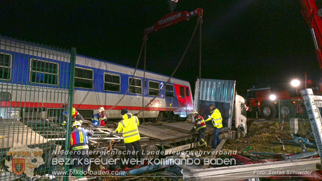 20240208 Sattelzug kollidiert mit Aspangbahn bei Traiskirchen   Foto: Stefan Schneider BFKDO BADEN