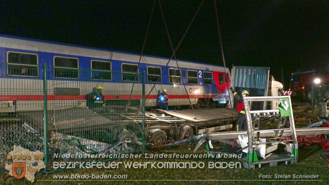20240208 Sattelzug kollidiert mit Aspangbahn bei Traiskirchen   Foto: Stefan Schneider BFKDO BADEN